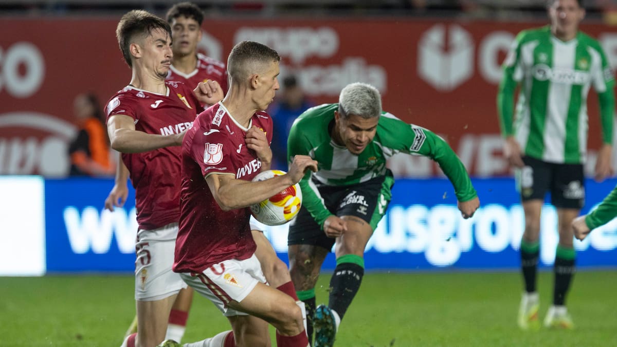 El Betis frena la ilusión copera del Real Murcia en una noche histórica en el Enrique Roca