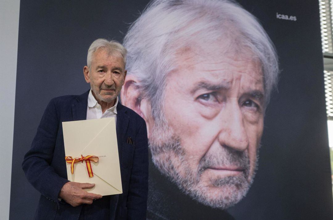 El actor José Sacristán posa con el Premio Nacional de Cinematografía 2021.