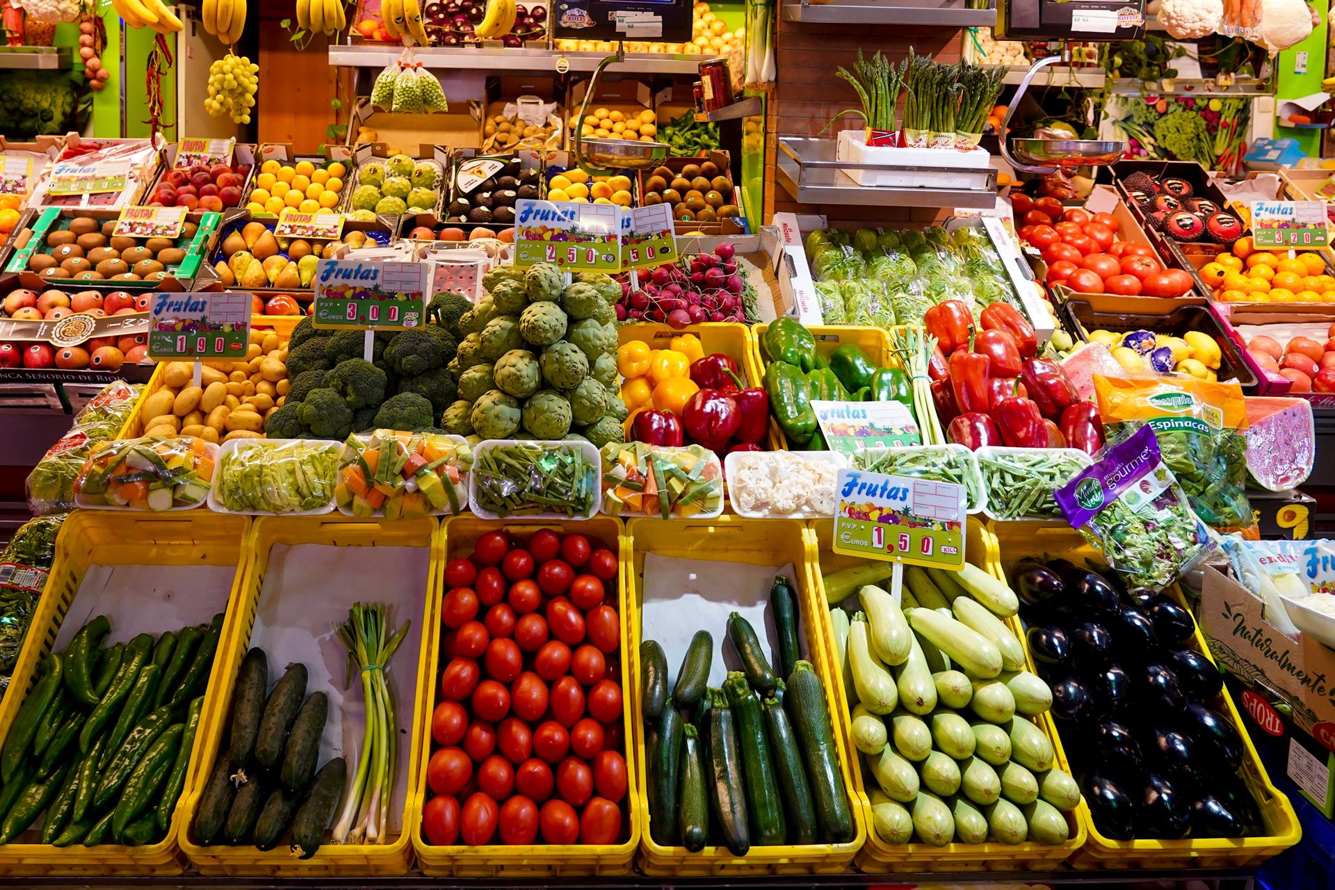 Puesto de frutas y verduras en una imagen de archivo