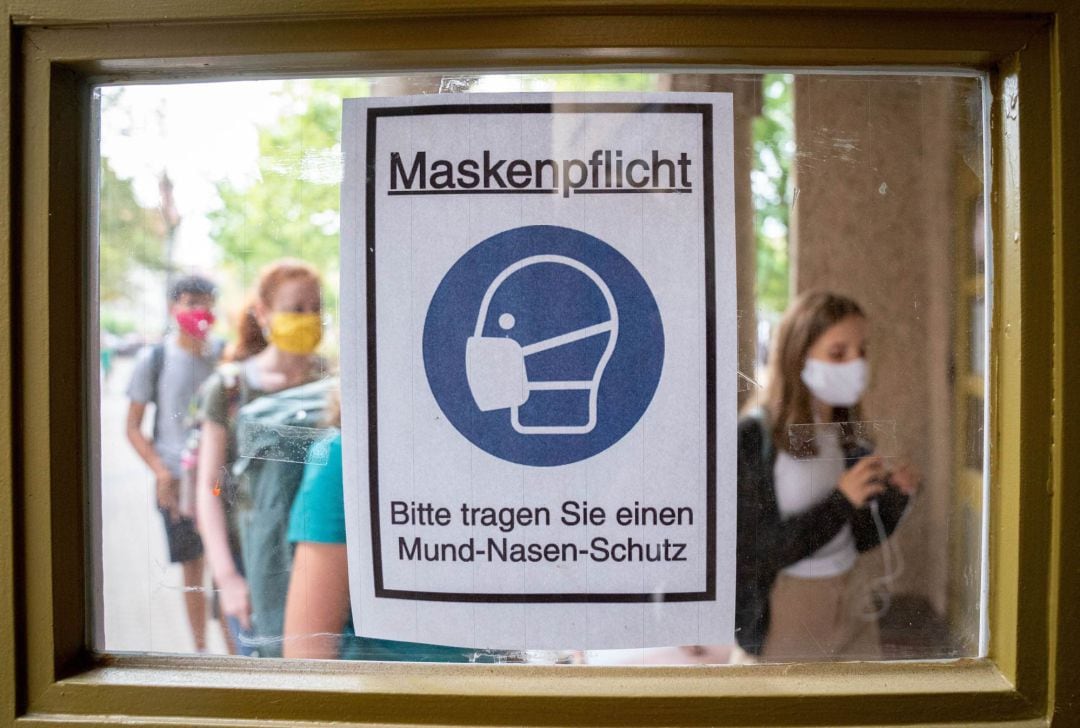 Cartel informando del uso obligatorio de la mascarilla en la entrada de un colegio en Berlín