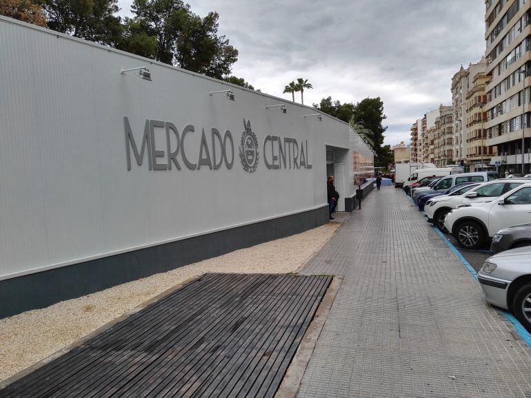 Fachada del mercado provisional en la Avenida de la Comunidad Valenciana