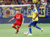 Fali junto a Keidi Bare en el encuentro correspondiente a la jornada 1 de la Liga Hypermotion.