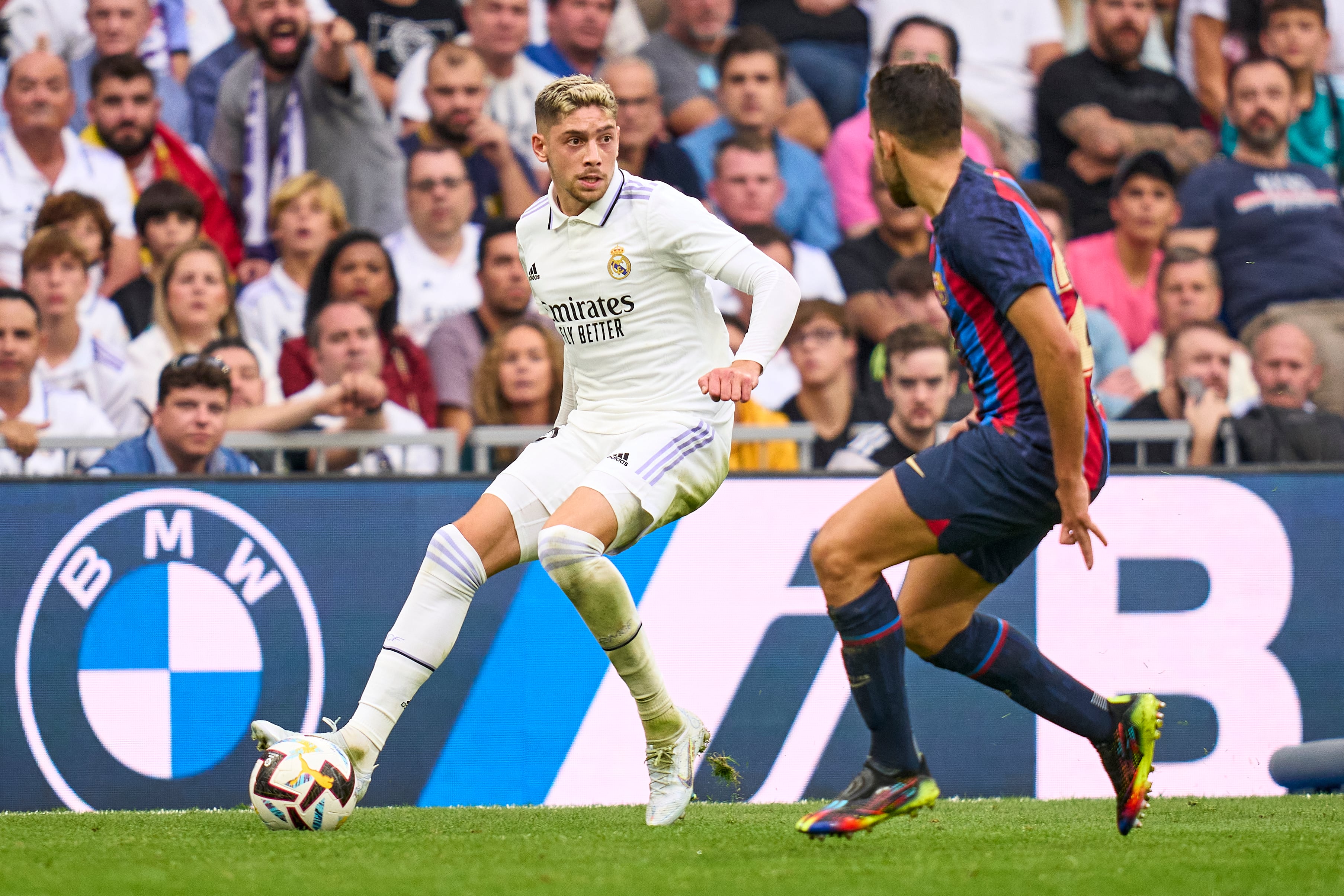 Fede Valverde disputa el balón ante Eric García en el último Clásico.