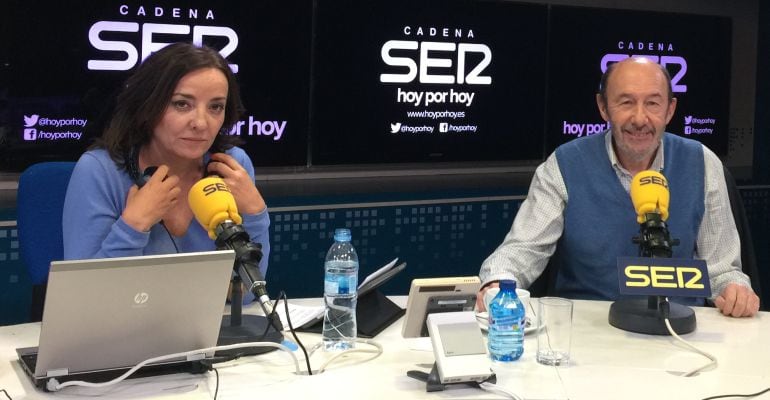 El ex secretario general del PSOE Alfredo Pérez Rubalcaba en una entrevista con Pepa Bueno.