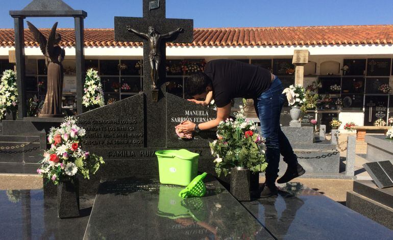 Hugo limpia una vez al mes la tumba de la familia de la mujer a la que cuida su tía