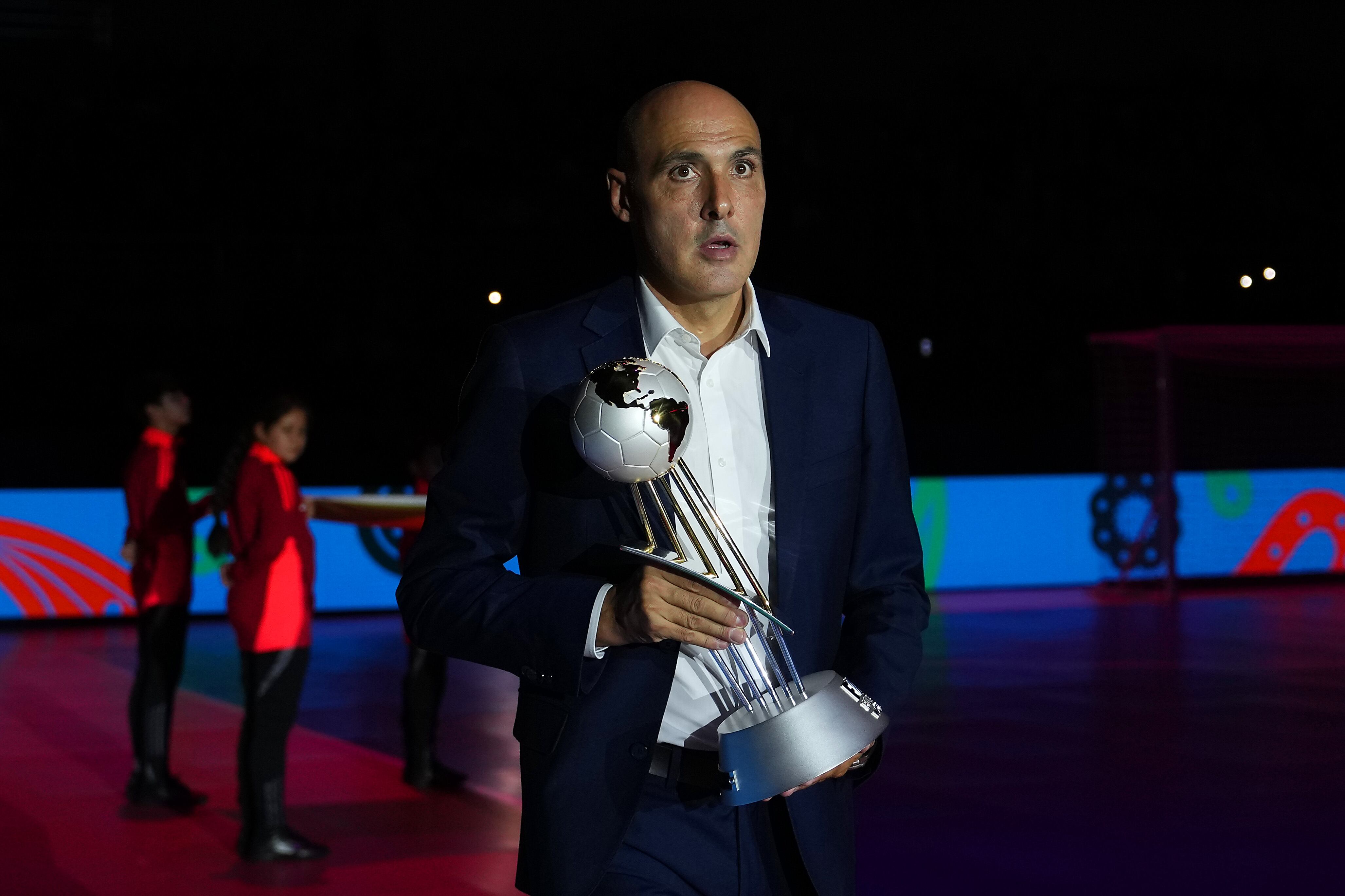 Javi Rodríguez entrega el trofeo durante la Copa Mundial de Futsal de la FIFA Uzbekistán 2024