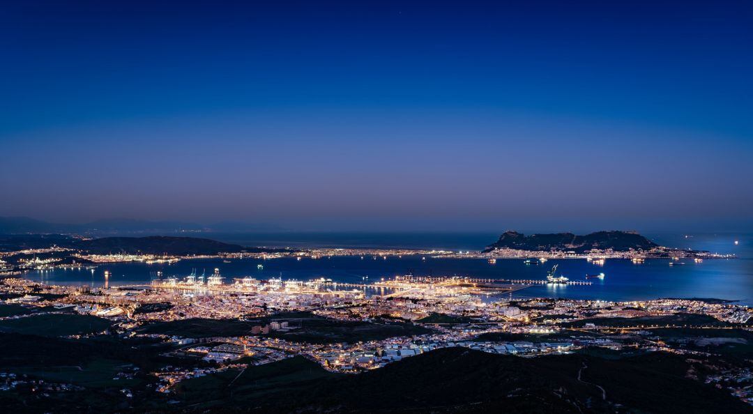 Vista nocturna del puerto de Algeciras.