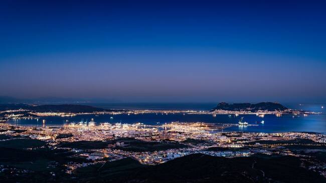 Vista nocturna del puerto de Algeciras.