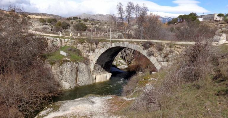 Un paseo de Historia a Historia, del castillo de los Mendoza al puente medieval del Batán