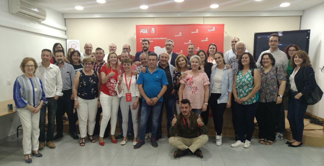 Familia PSOE de Valdepeñas tras la victoria en las elecciones municipales 