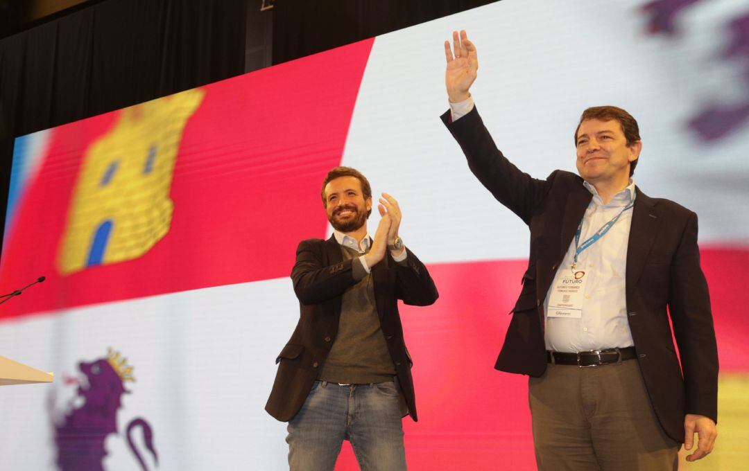 Alfonso Fernández Mañueco con Pablo Casado en la clausura del XIV Congreso Regional del PP celebrado en León.