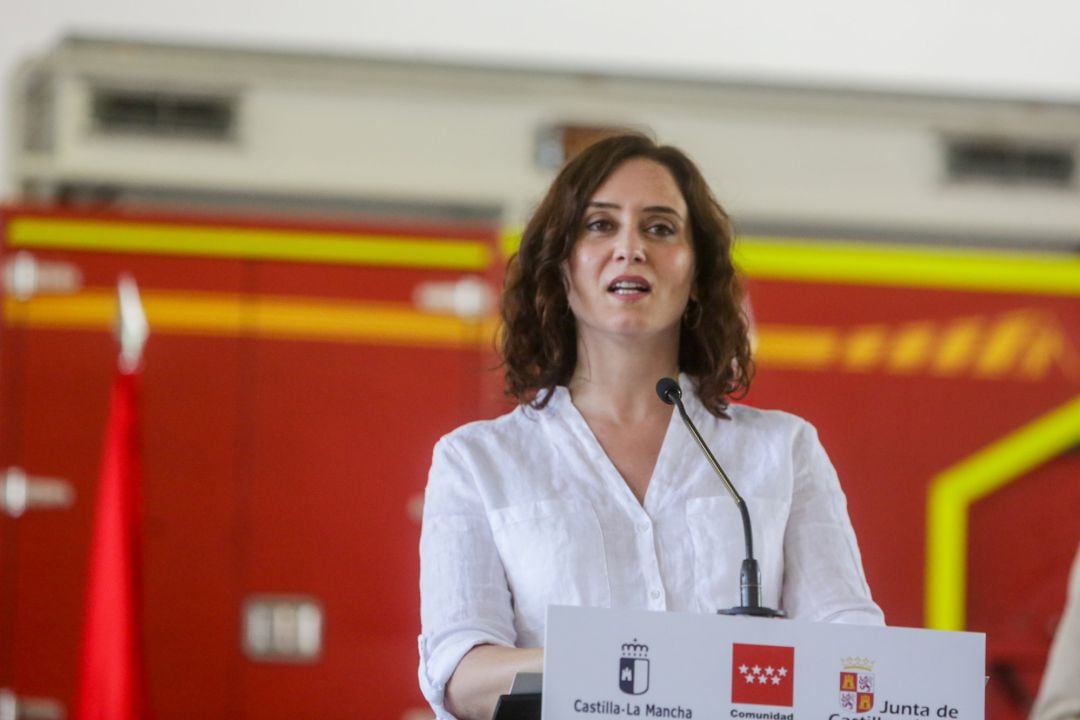 La presidenta de la Comunidad, Isabel Díaz Ayuso, interviene en una rueda de prensa este viernes.