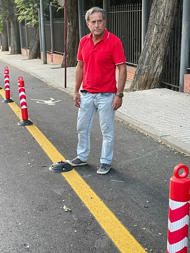 Antonio Losa frente a los pivotes de la calle Sagrado Corazón de Jesús.