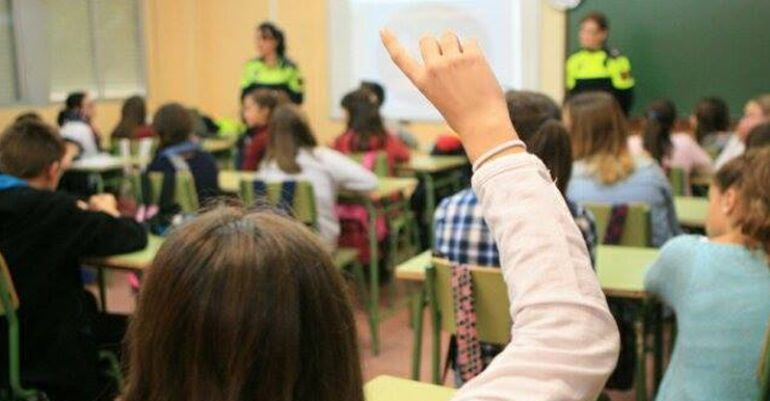 Desde hace una década el Programa Agente Tutor imparte charlas en los centros escolares con un fin preventivo