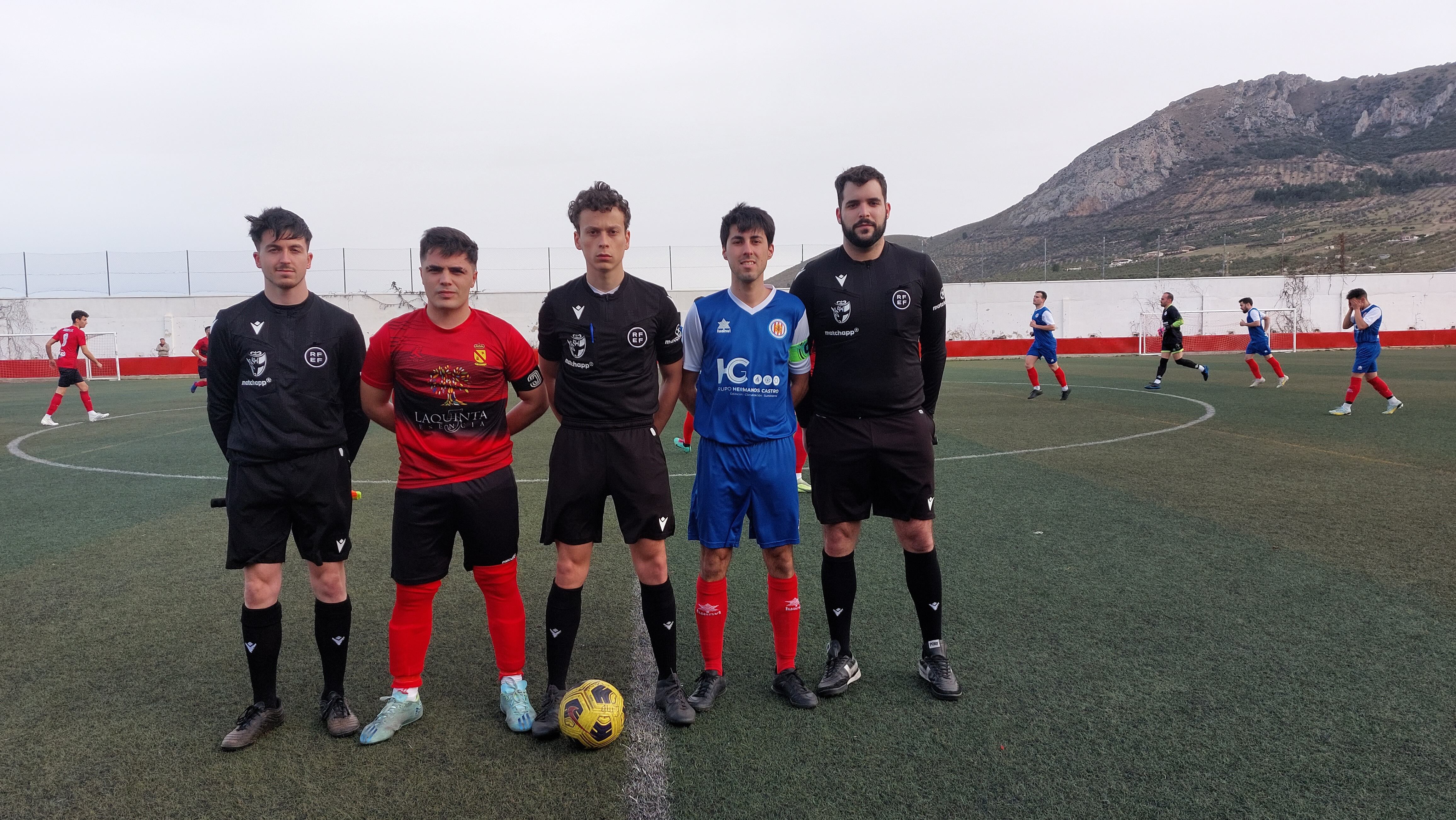 Trío arbitral y capitanes de los dos equipos, tras el sorteo de campos y saque inicial