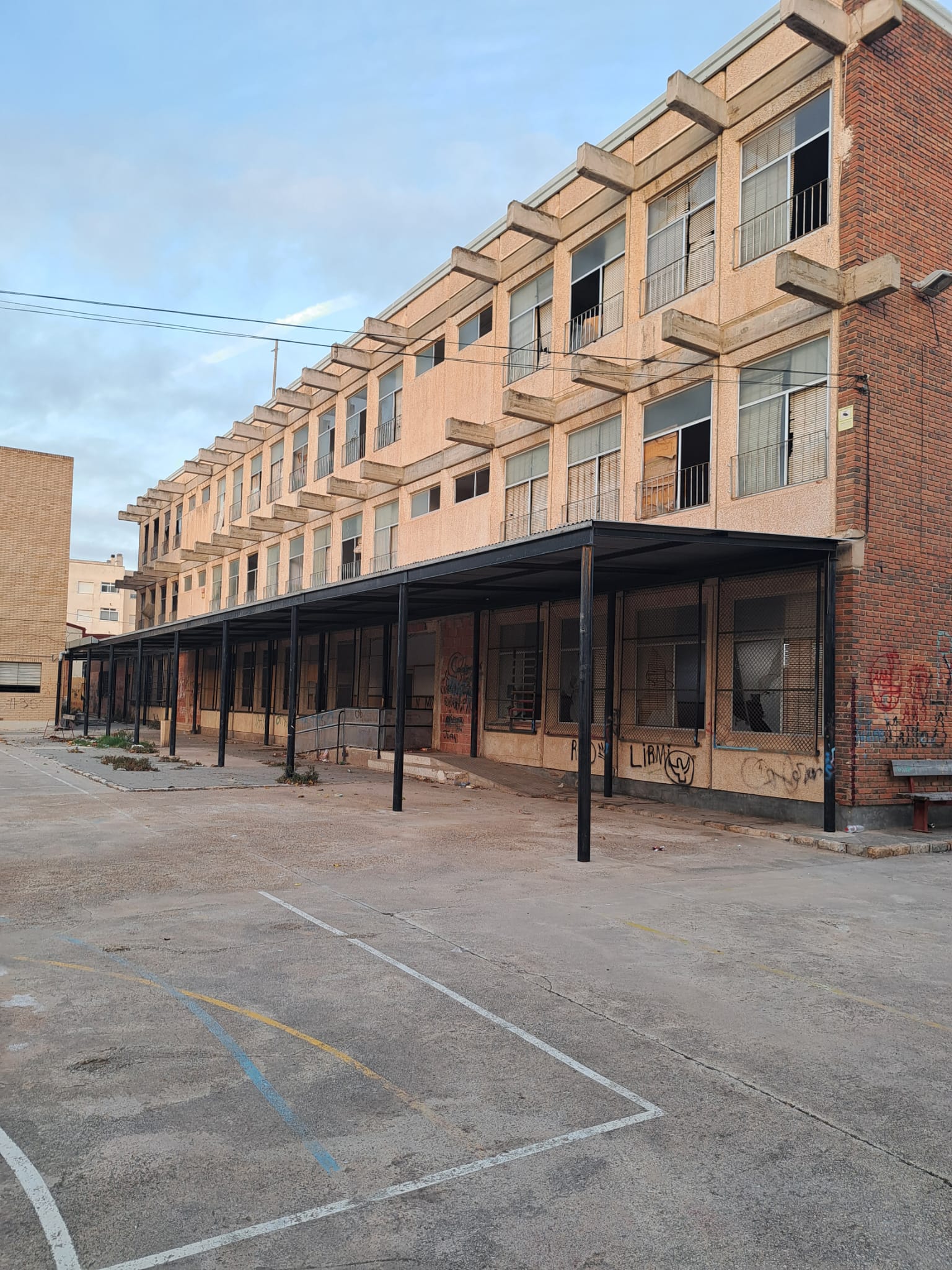 El colegio viejo de El Raal lleva 14 años pendiente de derribo