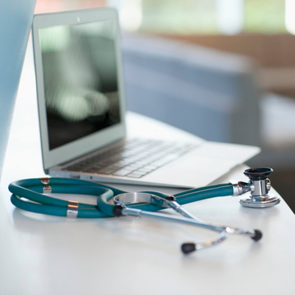 Faltan 25 plazas de médicos especialistas por cubrir en Aragón