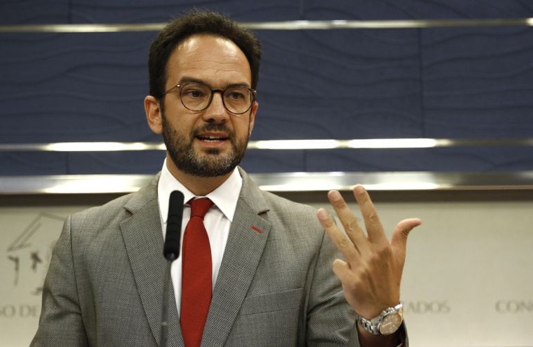 El portavoz paralamentario del PSOE, Antonio Hernando, durante una rueda de prensa en el Congreso de los Diputados