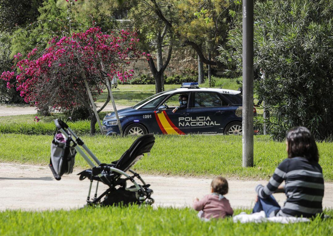 Coche de Policía Nacional en el jardín del Túria de València, en una imagen de archivo