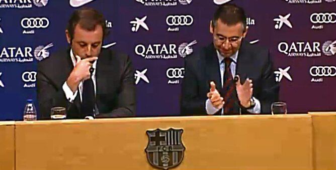 Josep Maria Bartomeu aplaudeix a Sandro Rosell després de la intervenció del president dimissionari del Barça