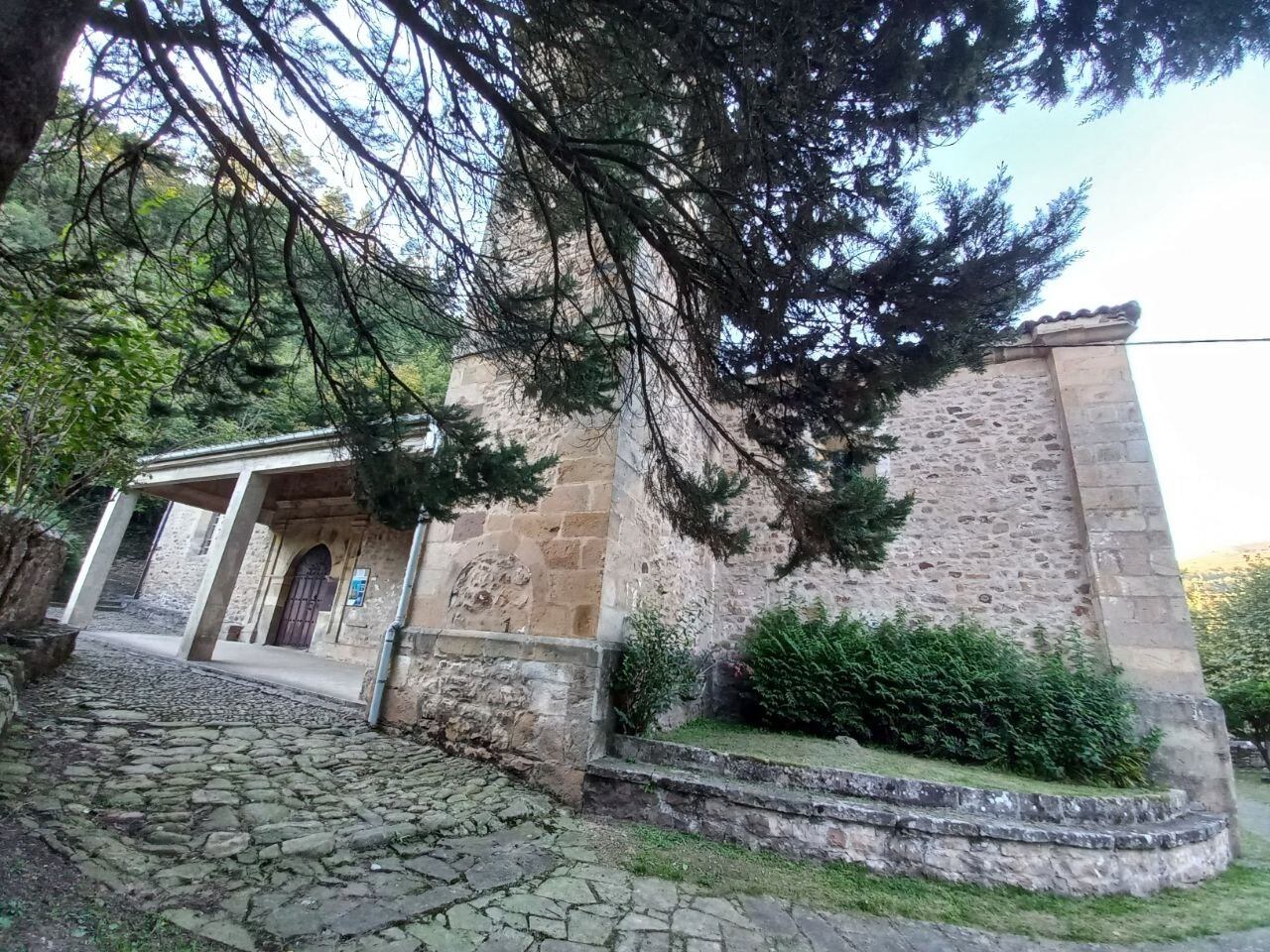 Iglesia parroquial de Santiago, en la localidad de Entrambasmestas, en el municipio cántabro de Luena