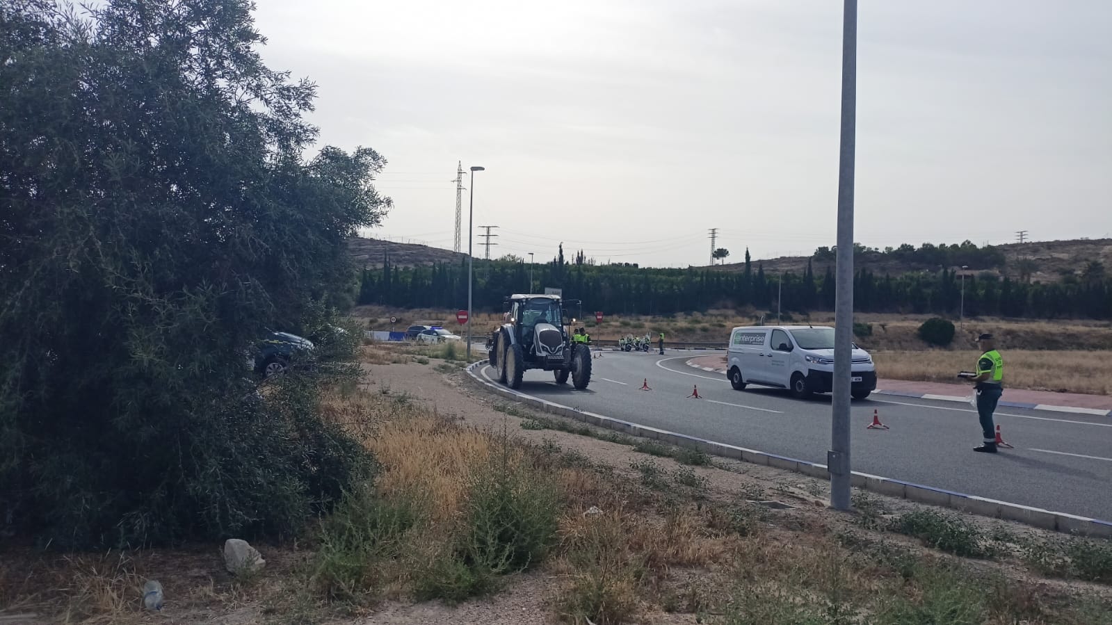 El conductor de un tractor se somete a un control de alcohol y drogas en la A-79 en Alicante