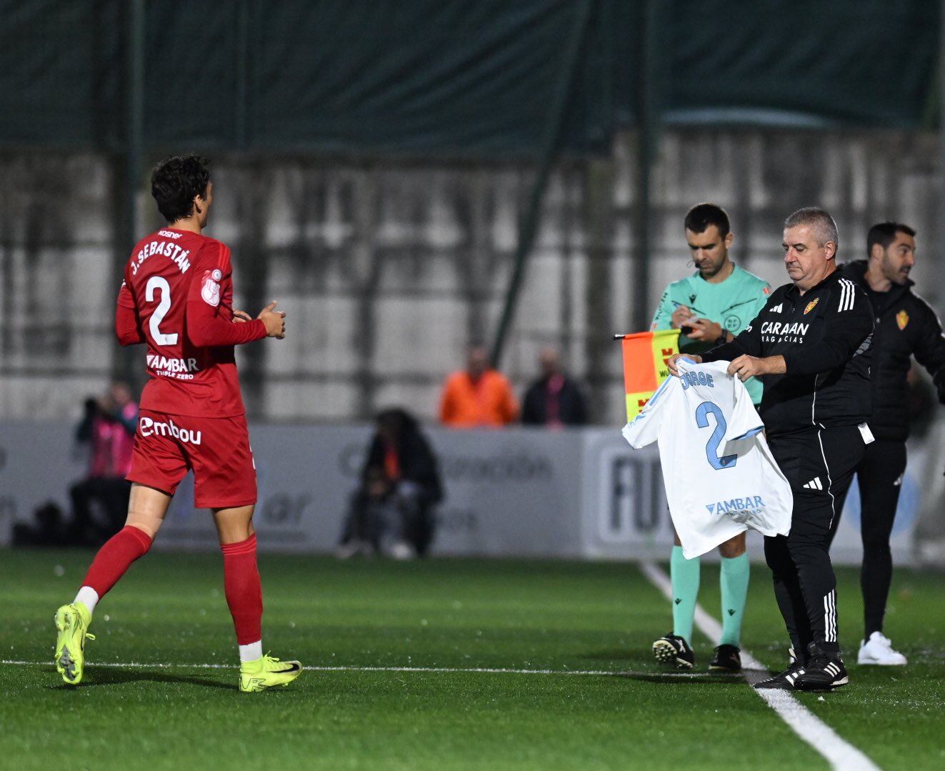 Juan Sebastián recoge la camiseta de Jorge Casado para dedicar el gol al futbolista cadete del club aragonés, fallecido esta semana