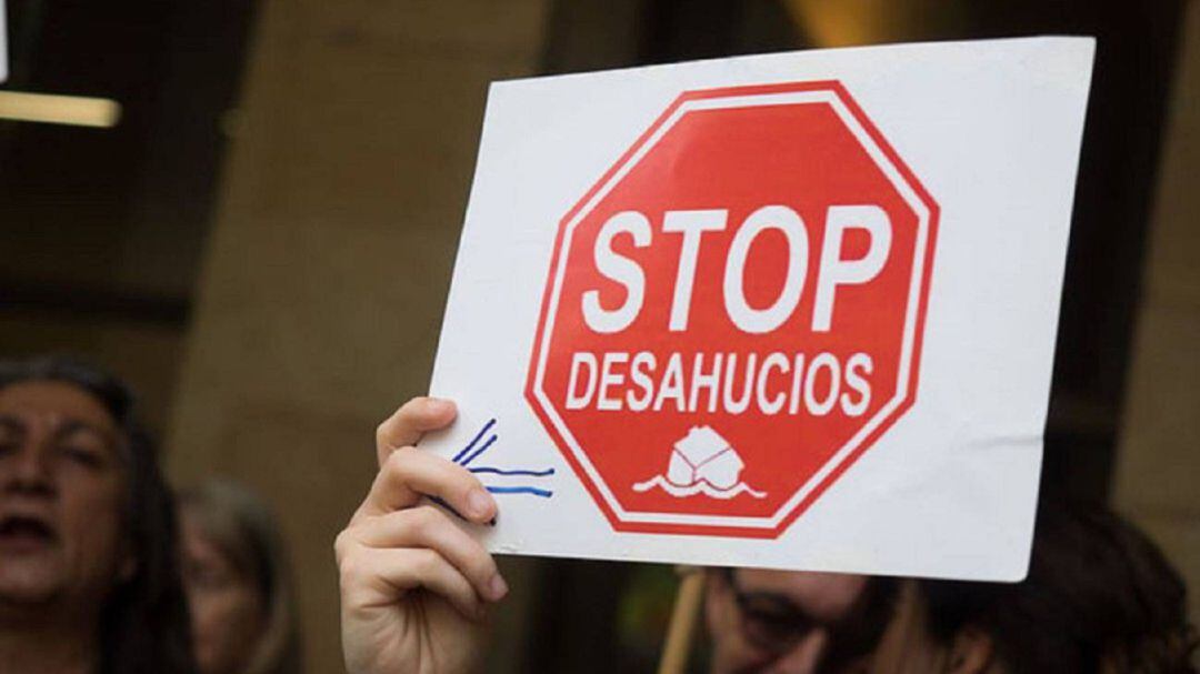 Archivo - Cartel de la Plataforma Stop Desahucios