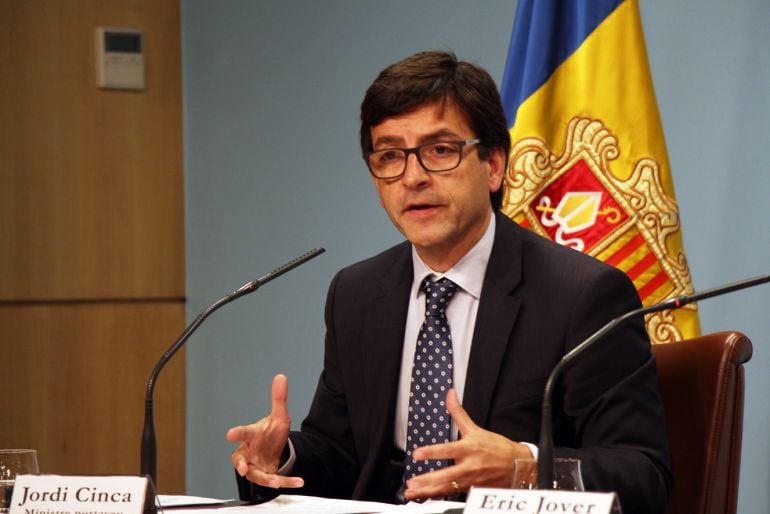 El ministre portaveu, Jordi Cinca, donant explicacions sobre la seva participació a l'empresa Orfund, vinculada als papers de Panamà.