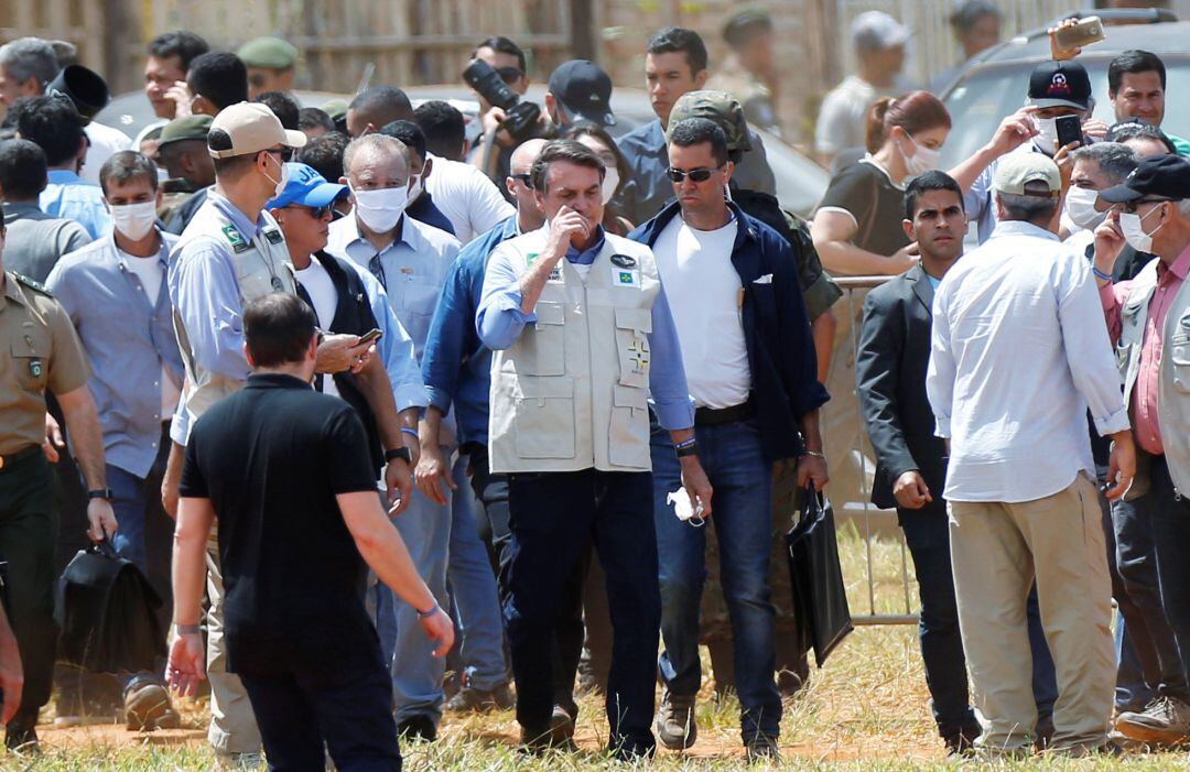 El presidente de Brasil Jair Bolsonaro, sin mascarilla y rodeado de gente, en su visita al nuevo hospital de campaña construido en Aguas Lindas.