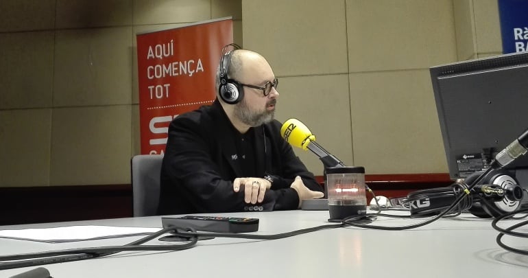 El escritor Carlos Ruiz Zafón en los estudios de Radio Barcelona.