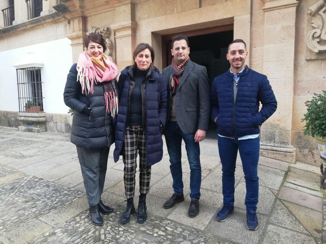 Los concejales del PSOE han atendido a los medios en la puerta del Ayuntamiento tras la negativa de Alcaldía a celebrar la rueda de prensa en las instalaciones del consistorio.