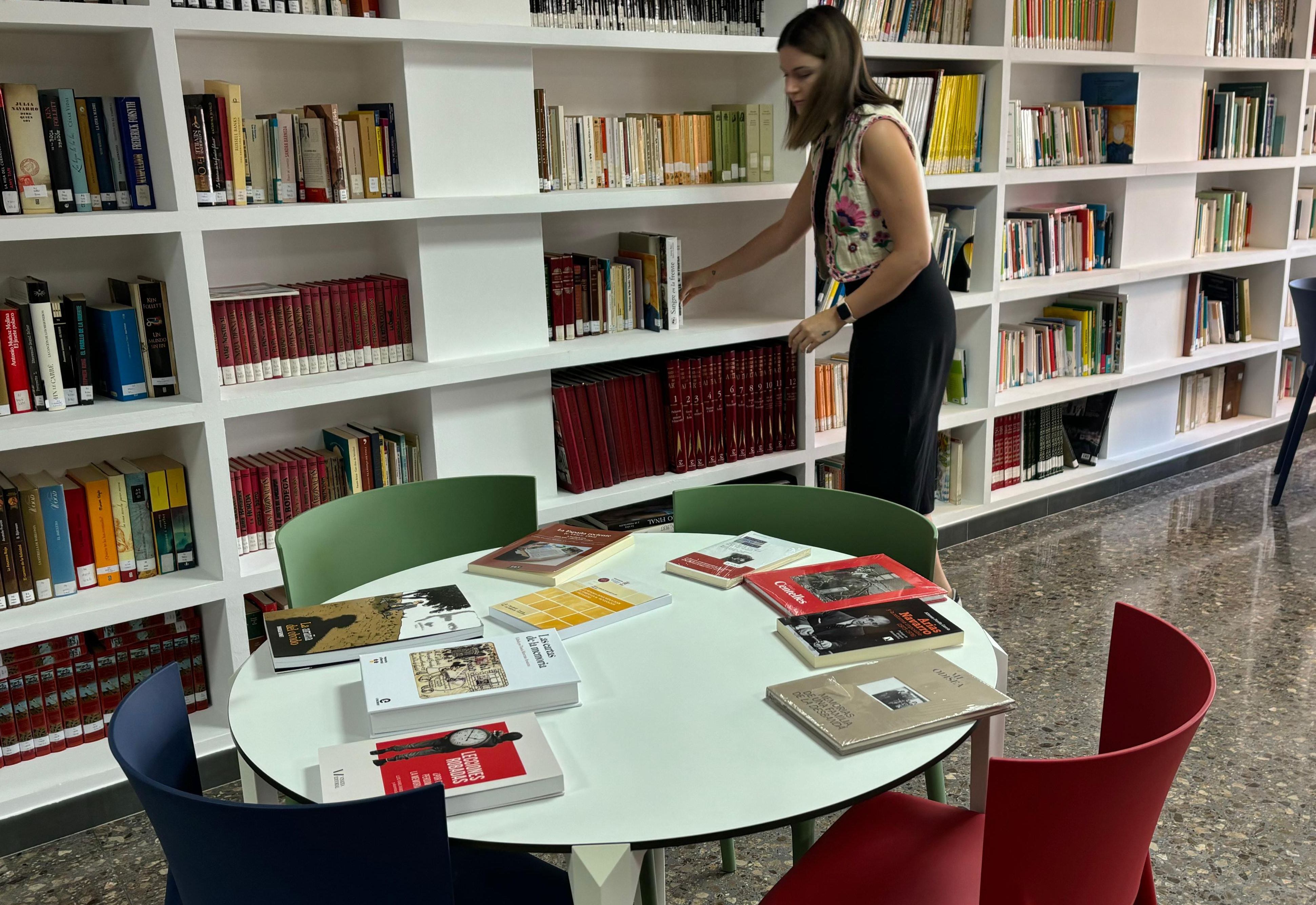 Los nuevos libros seleccionados en la biblioteca del Palomar. Fuente: Diputació de València.