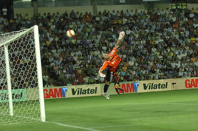 Momento en el que Casillas encaja el golazo de Pedro López