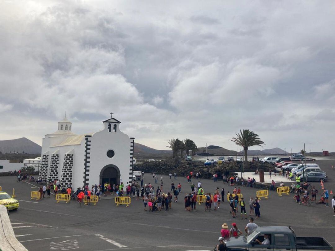 Varios peregrinos en la plaza de Mancha Blanca, junto a la ermita de la virgen de Los Dolores.