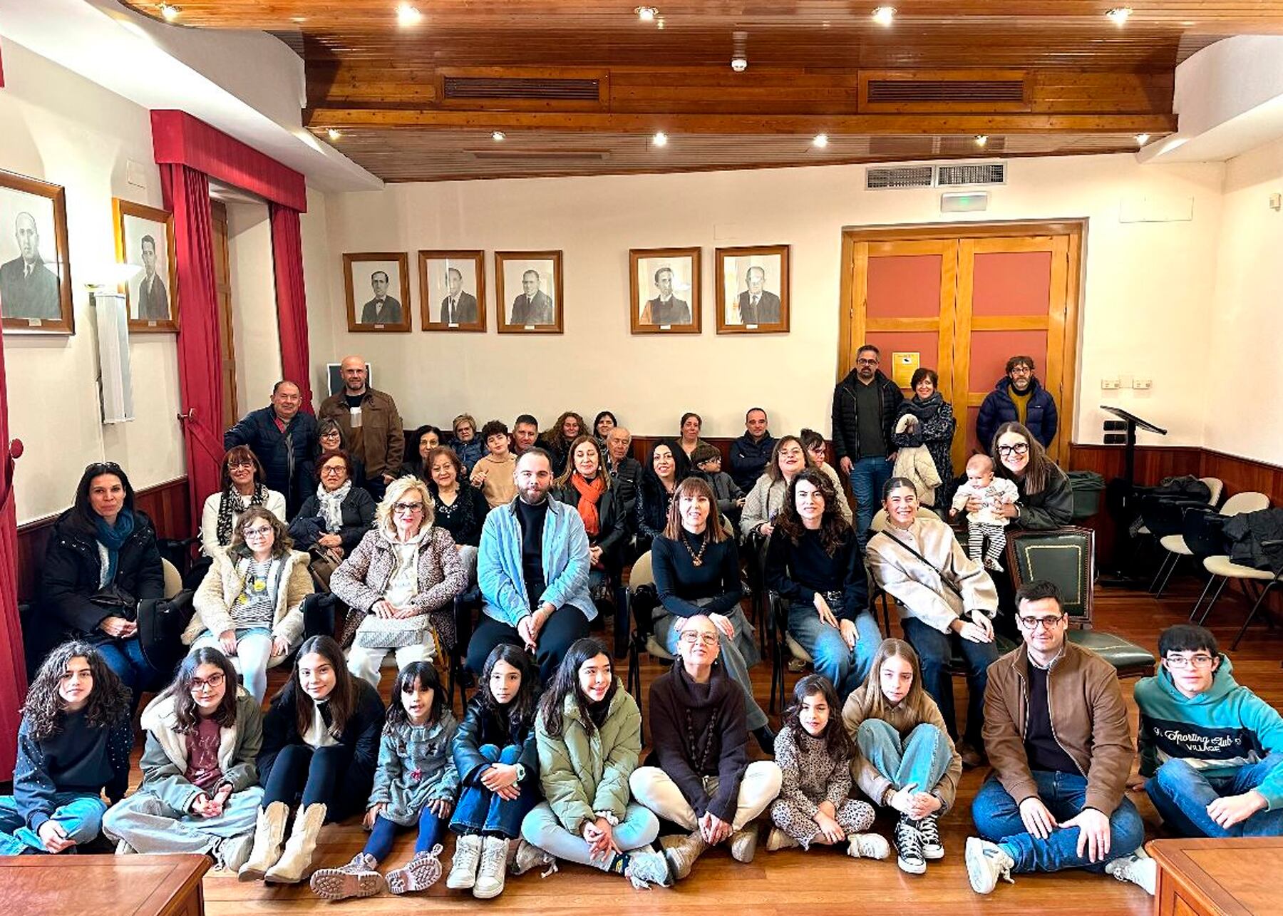 Imatge dels components del Grup de Danses de Cocentaina