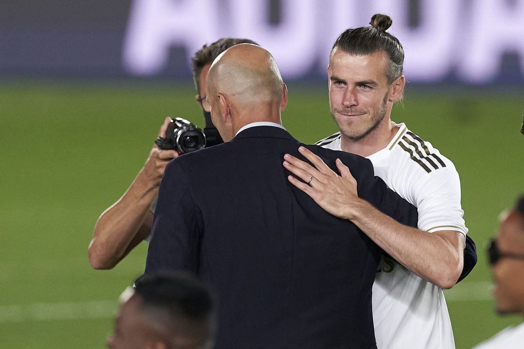 Bale saluda a Zidane durante la celebración del título de Liga.