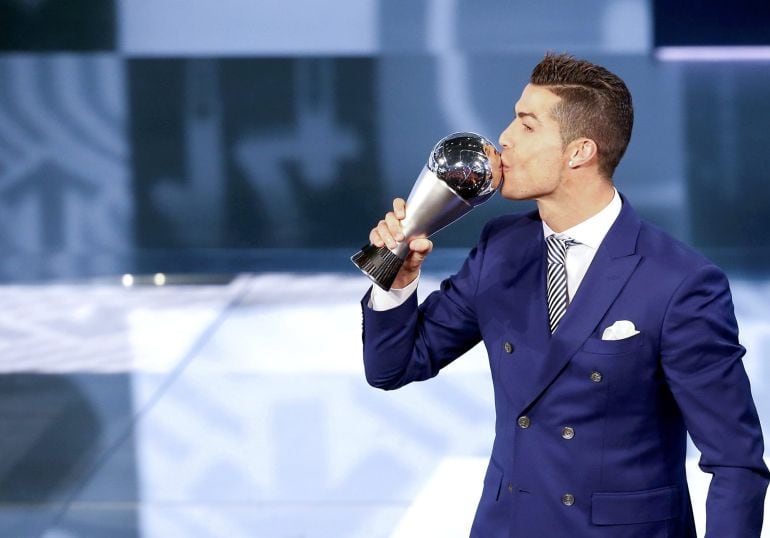 Cristiano Ronaldo besa el premio &#039;The Best&#039;.