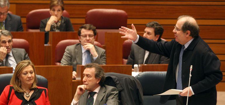 Juan Vicente Herrera responde al Grupo Mixto durante el Pleno de las Cortes