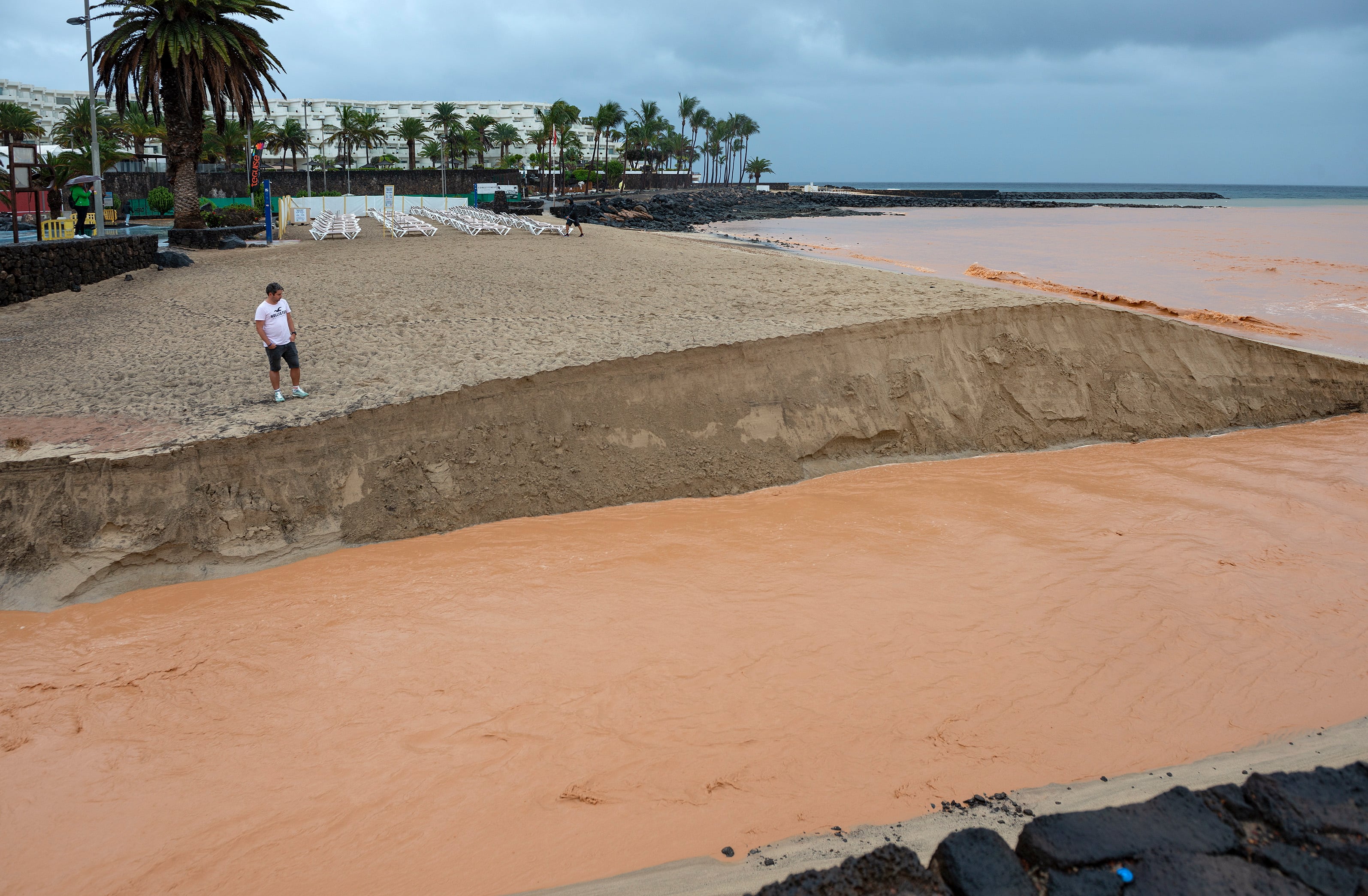 GRAFCAN174. COSTA TEGUISE (LANZAROTE) (ESPAÑA), 25/09/2022.- La tormenta tropical Hermine ha dejado lluvias moderadas en la isla de Lanzarote. En la imagen, un hombre observan el barranco que desemboca en la playa de Las Cucharas, en Costa Teguise. EFE/ Adriel Perdomo. EFE/Ardiel Perdomo