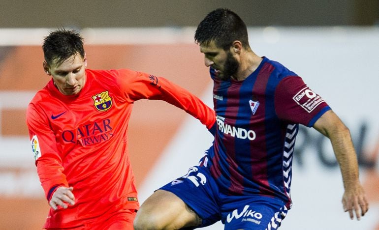 EIBAR, SPAIN - MARCH 14:  Lionel Messi (R) of FC Barcelona duels for the ball with Raul Rodriguez Navas of SD Eibar during the La Liga match between SD Eibar and FC Barcelona at Ipurua Municipal Stadium on March 14, 2015 in Eibar, Spain.  (Photo by Juan Manuel Serrano Arce/Getty Images)