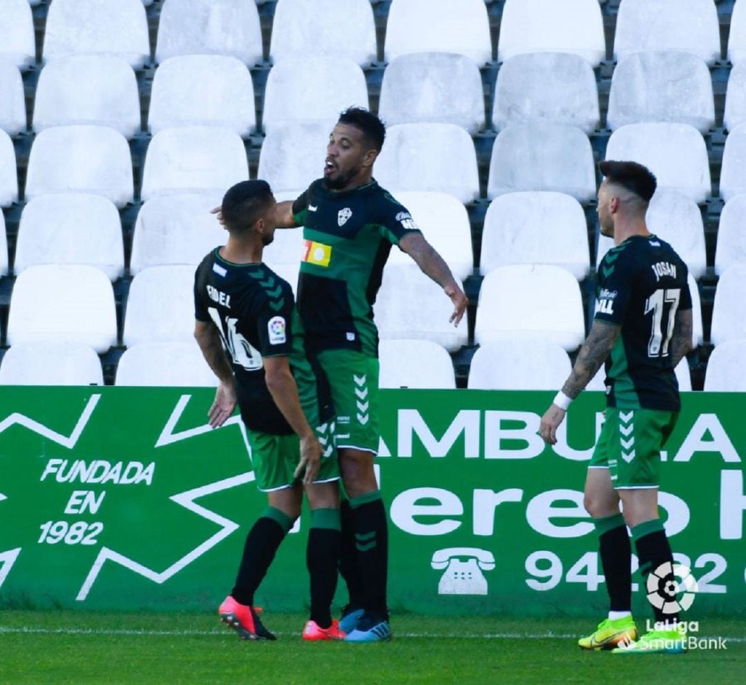 Los jugadores del Elche celebran uno de los goles en Santander