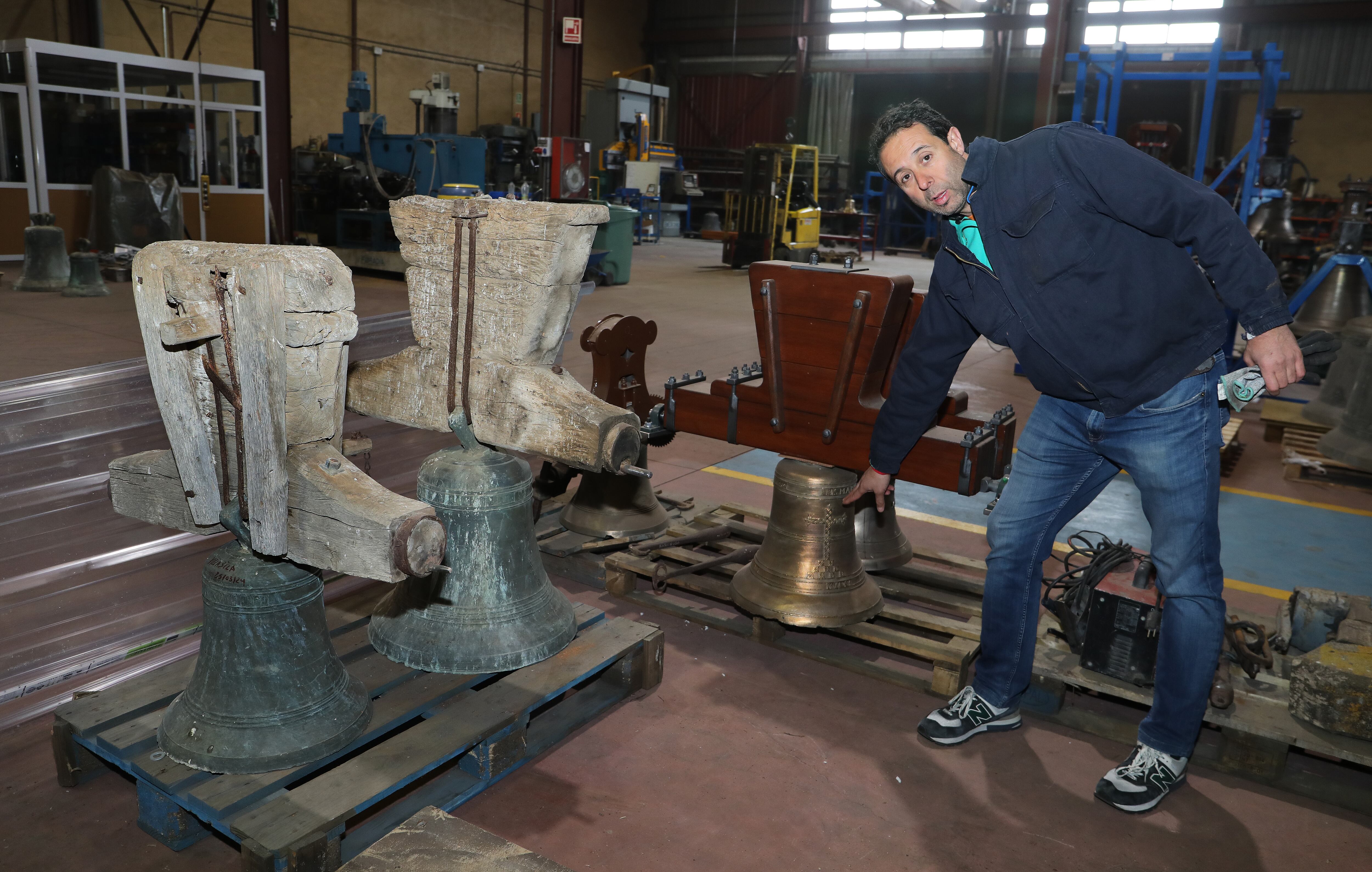 Campanas Quintana en Saldaña (Palencia), reproducción de una campana de la iglesia de San Pedro de la Rua de Estella (Navarra) en la que se puede leer 1630 CLEMENSA QUINTANA ME FECIT, Clemente Quitana me hizo