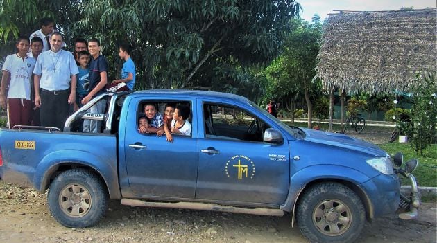 El padre Doñoro junto a un grupo de niños y adolescentes de Hogar Nazaret.