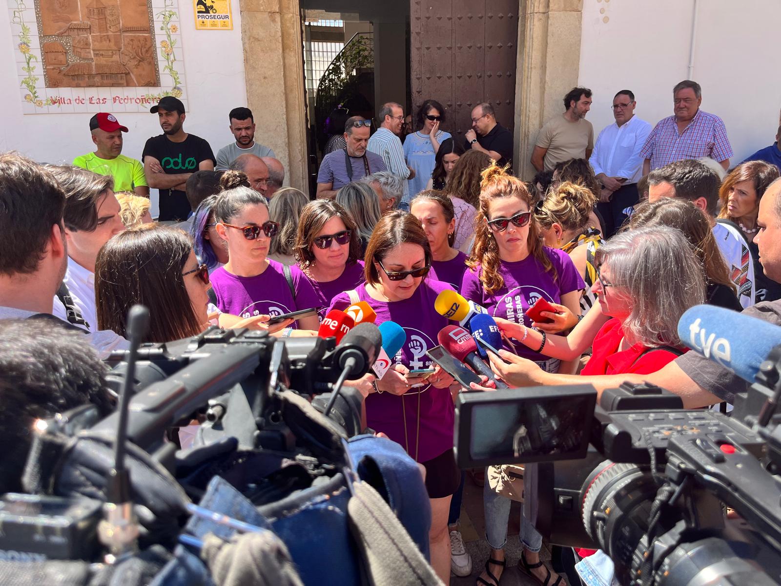 Colectivo feminista &#039;Las Palmiras&#039; de Las Pedroñeras en el minuto de silencio por el asesinato machista de Ammal y sus dos hijos