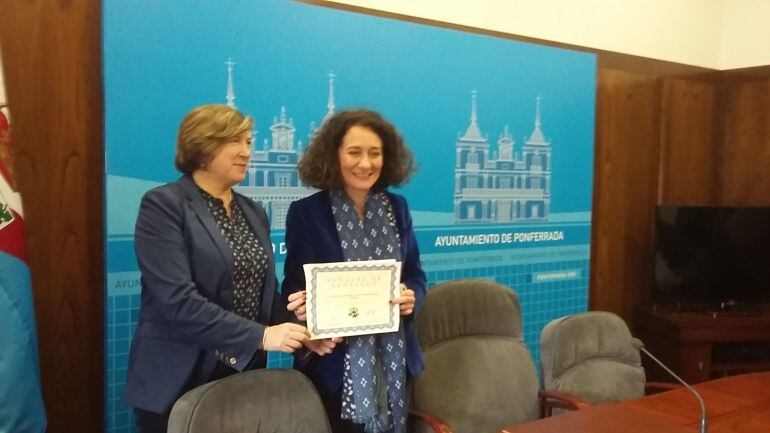 La alcaldesa y la concejala de turismo con el diploma que acredita a Peñalba como 'Pueblo más bonito de España'
