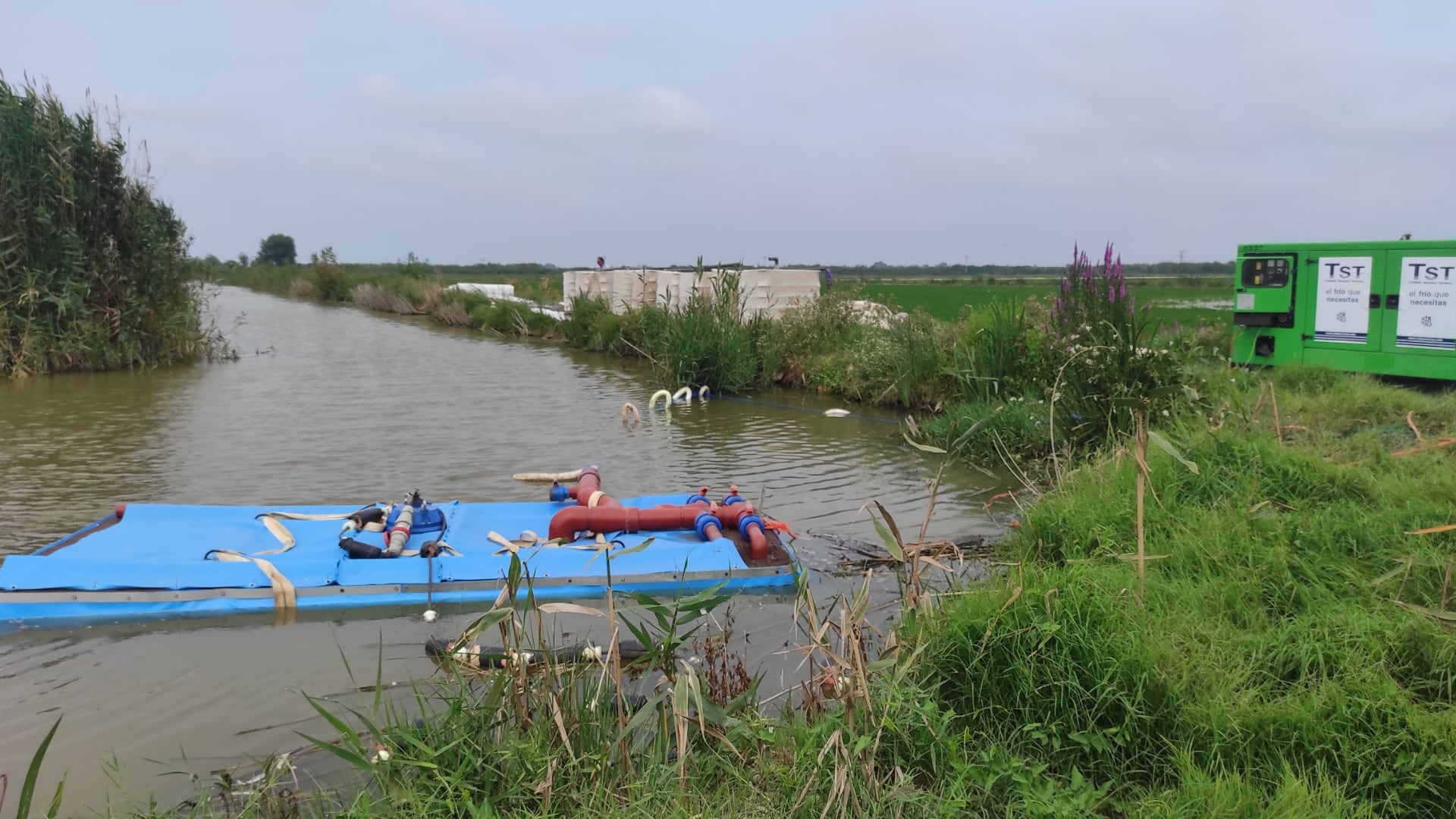 Ensayan en la Albufera de València un sistema de extracción de lodos que se pueden reutilizar