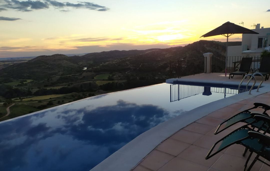 El establecimiento cuenta con piscinas con vistas al paisaje manchego de Zafra de Záncarfa (Cuenca).