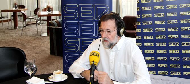 El candidato del PP a la Presidencia del Gobierno, Mariano Rajoy, en Barcelona, durante la entrevista en &#039;Hoy por Hoy&#039;