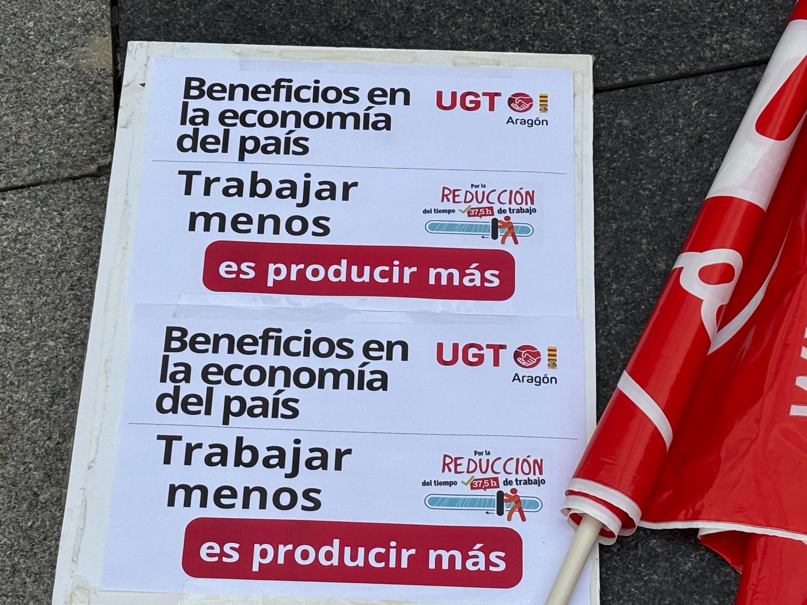 Carteles alusivos a la reducción de la jornada laboral